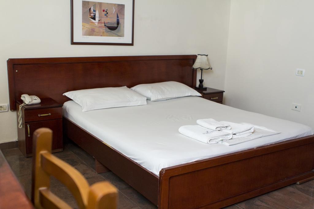 Vila 57 Hotel Tirana Quarto foto